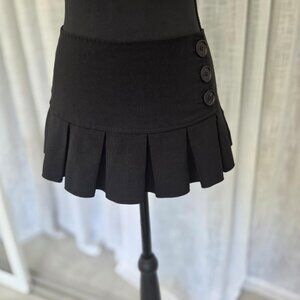🖤 Chic Black Pleated Button-Detail Mini Skirt